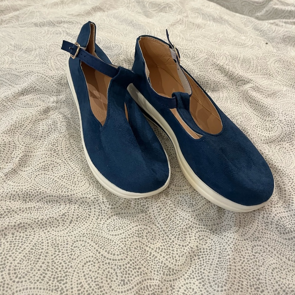 Shoes - Picture 2 of 6